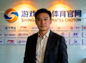 爱游戏体育官网首席执行官张明远先生正面肖像，身着商务休闲装，背景为公司logo墙