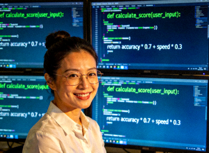 爱游戏体育官网首席技术官李思琪女士微笑肖像，背景为代码屏幕