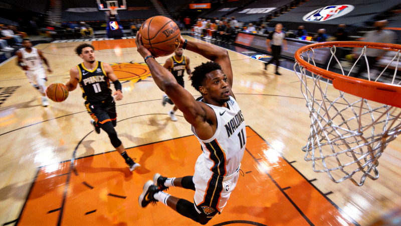NBA球员抢断对手传球后，一条龙快攻完成双手背扣