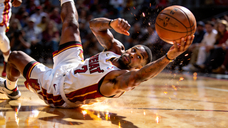 NBA球员在失去平衡的情况下，命中高难度后仰跳投，展现出色手感