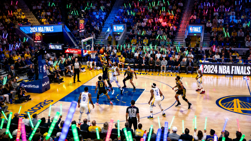 NBA篮球比赛现场全景，球员正在激烈拼抢，观众席座无虚席