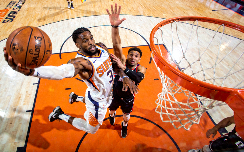 NBA球员隔着防守球员完成隔人暴扣，展现强大身体素质