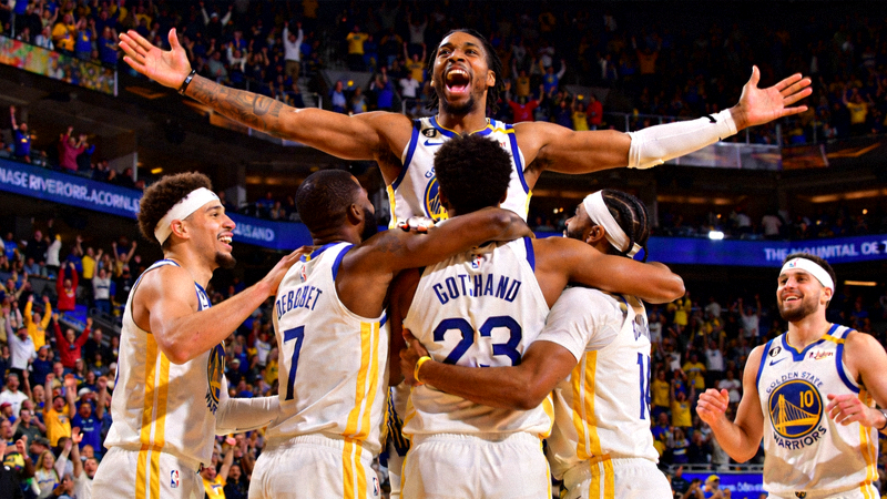 NBA球员投进关键三分球后庆祝，队友围上来拥抱