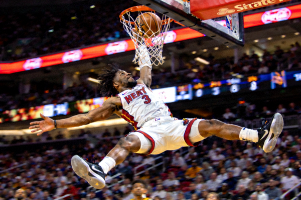 NBA球员完成360度转身扣篮，动作飘逸潇洒