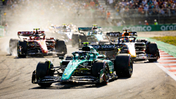 F1新赛季揭幕战精彩发车与弯道超车瞬间，赛车高速飞驰